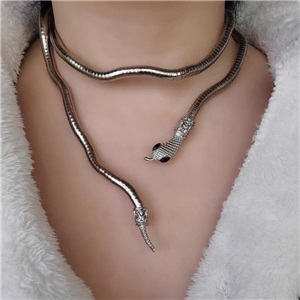 Niche personality winding snake-shaped necklace Europe and the United States ins cold style niche design sense hot girl dark collar male and female