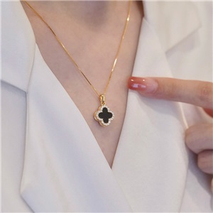 broadcast fashion new four-leaf clover necklace femininity girls high-end sense double-sided shell clavicle chain