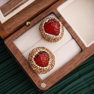 Retro earrings women's medieval light luxury temperament jelly glass strawberry earrings French style versatile high-end fashion earrings